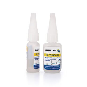 La colla acrilica è un prodotto molto utilizzato in pesca per riparare parti dell'attrezzatura come travi, lenze, ami, apicali, nylon e fluorocarbon. Grazie alla sua formula speciale, offre un'aderenza eccezionale e resistenza all'acqua e alle sollecitazioni esterne, ed è facile da applicare e asciugare rapidamente. La colla acrilica non è tossica e può essere utilizzata anche in ambienti chiusi. È una scelta vincente per le riparazioni precise e durature, garantendo così una pesca di successo.