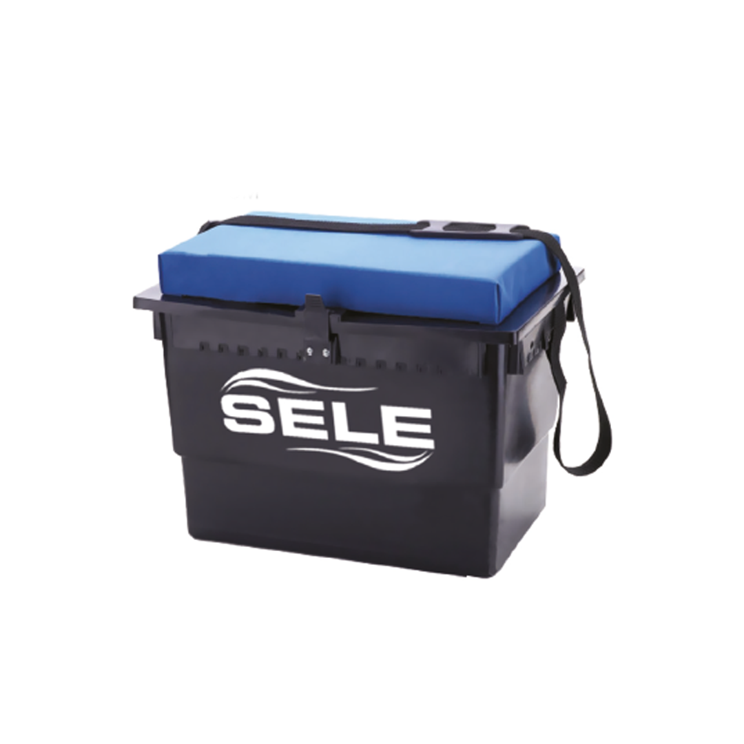 Cassettone con cuscino per una comoda seduta cinghia per il trasporto , ideale da surf casting ma utilizzabile anche nel carp fishing e per la pesca dalla barca. Questo modello è dotato di una grande capacità di carico, il vano interno è completamente vuoto, consente di stivare oggetti ingombranti come mulinelli da surf casting, bobine di ricambio, rotoli di filo, esche vive ed altro. Il tutto è realizzato in materiale plastico molto robusto, dotato inoltre di tracolla per un comodo trasporto e di cuscino per una comoda seduta. Pur mantenendo delle dimensioni adatte ad un agevole trasporto, questo paniere consente di stivare tutto il materiale necessario per la vostra battuta di pesca.