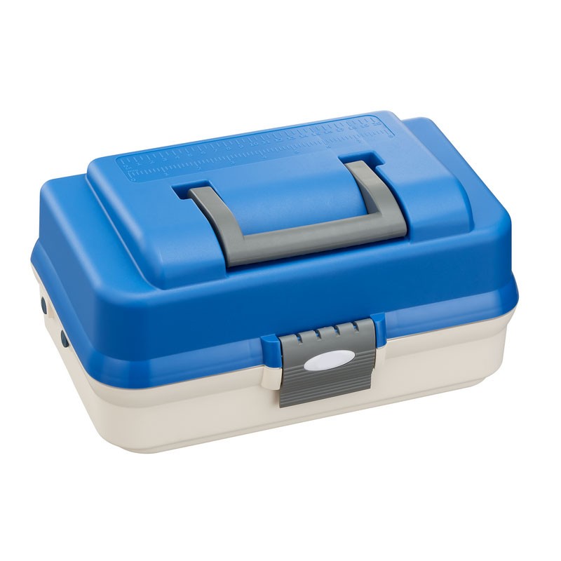 Valigetta 143 in plastica da pesca con misure interne 336 x 198 x 165 mm / 13.23 x 7.79 x 6.50 inch. Colore del fondo avorio, coperchio blu cobalto e serrature grigie. Questa valigetta da pesca è dotata di un interno a 2 ripiani con 9 scompartimenti per riporre la propria minuteria da pesca, ampio spazio di stoccaggio sul fondo. Materiale: polipropilene. Viene impreziosita dal manico ergonomico integrato nel coperchio per un agile trasporto e dal pratico metro sul coperchio per misurazioni precise.