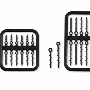 Spilli in materiale plastico rigido da inserire in boilies morbide, pellets, mais, esche siliconiche etc. permettendone così il loro fissaggio diretto all’hair rig. La loro leggerezza li rende indicati anche per l’utilizzo con esche galleggianti. Gli ardiglioni da entrambi i lati garantiscono una migliore tenuta dell’esca.
Misura 1: Lunghezza 7 - 10 mm
Misura 2: Lunghezza 13 - 17 mm
Busta da 12 pezzi, confezione da 10 buste.