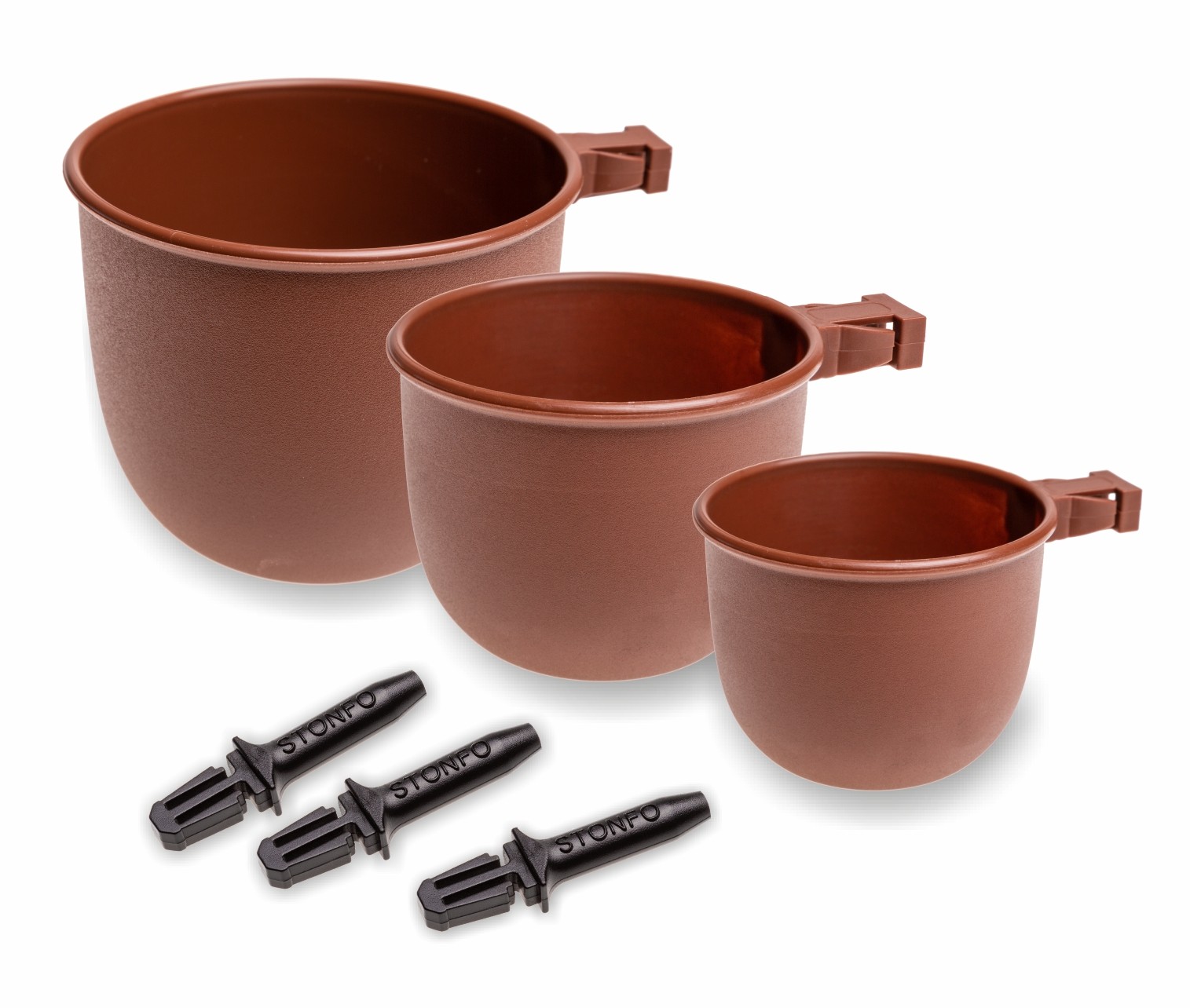 Coppette per la pasturazione con roubaisienne. Prodotte in materiale plastico estremamente leggero, sono munite di uno speciale dispositivo di attacco rapido. Kit composto da tre misure di coppette ( ml 80 -150 -250 ) e tre misure di adattatori.
Busta da 3 pezzi, confezione da 10 buste.
