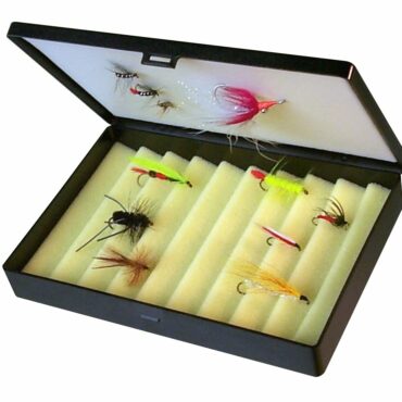 Scatola infrangibile per mosche con gomma espansa piatta sul coperchio e ondulata sul fondo. Dimensioni mm 150x100x20. Busta da 1 pezzo, confezione da 6 buste.
