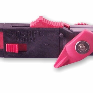 Pinza di sgancio della lenza per la pesca a traina con affondatore. Munita di uno speciale sistema che ne consente il bloccaggio direttamente sul cavo dell’affondatore. Dotata inoltre di pomello di regolazione della pressione di serraggio del filo e di un esclusivo dispositivo a levetta per l'aggancio-sgancio rapido della lenza che permette di aprire o chiudere la pinza senza dover regolare nuovamente la pressione di serraggio. Brevettato.
Blister da 1 pezzo, confezione da 10 blister.