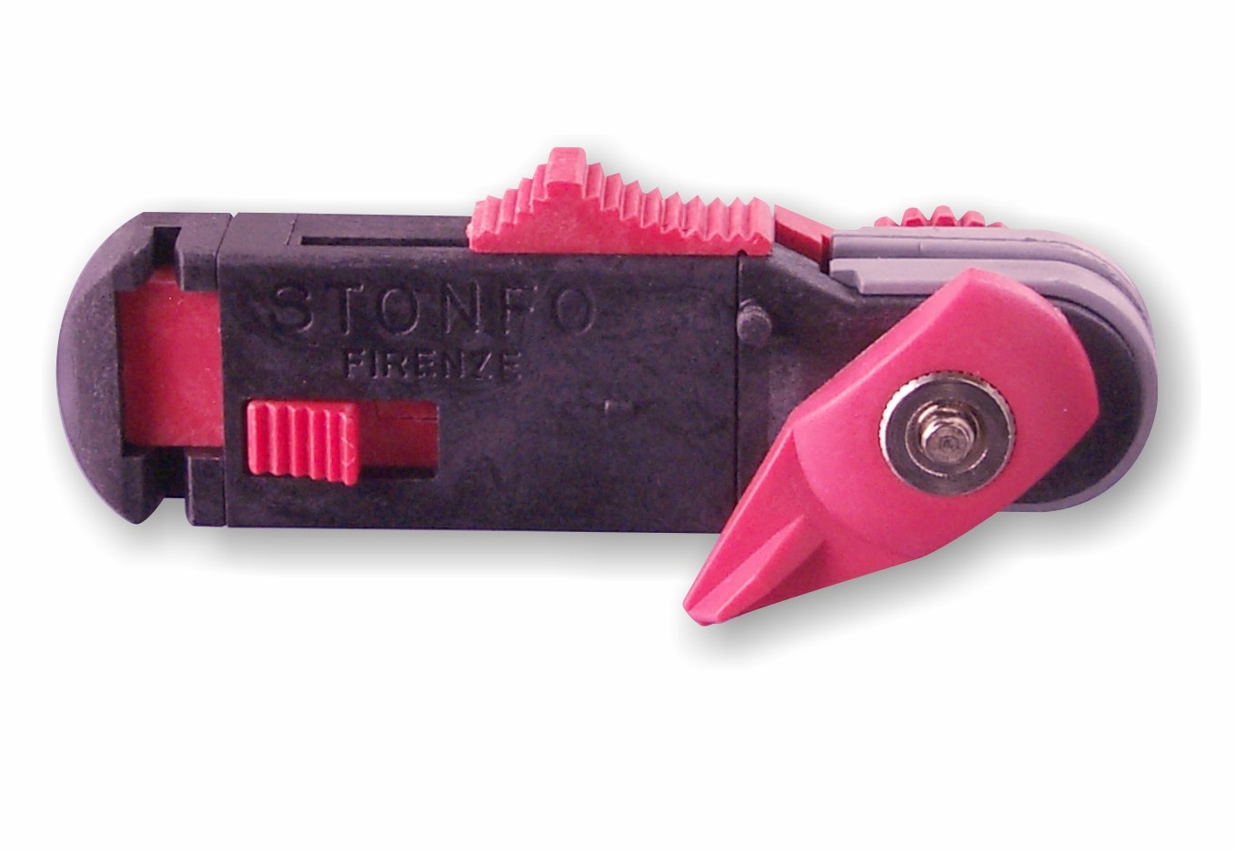 Pinza di sgancio della lenza per la pesca a traina con affondatore. Munita di uno speciale sistema che ne consente il bloccaggio direttamente sul cavo dell’affondatore. Dotata inoltre di pomello di regolazione della pressione di serraggio del filo e di un esclusivo dispositivo a levetta per l'aggancio-sgancio rapido della lenza che permette di aprire o chiudere la pinza senza dover regolare nuovamente la pressione di serraggio. Brevettato.
Blister da 1 pezzo, confezione da 10 blister.