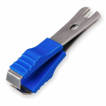 Taglia filo in acciaio inox munito di spillo per la pulizia dell’occhiello dell’amo. L’impugnatura ergonomica in materiale anti-scivolo ne incrementa l’efficienza.
Busta da 1 pezzo, confezione da 10 buste.