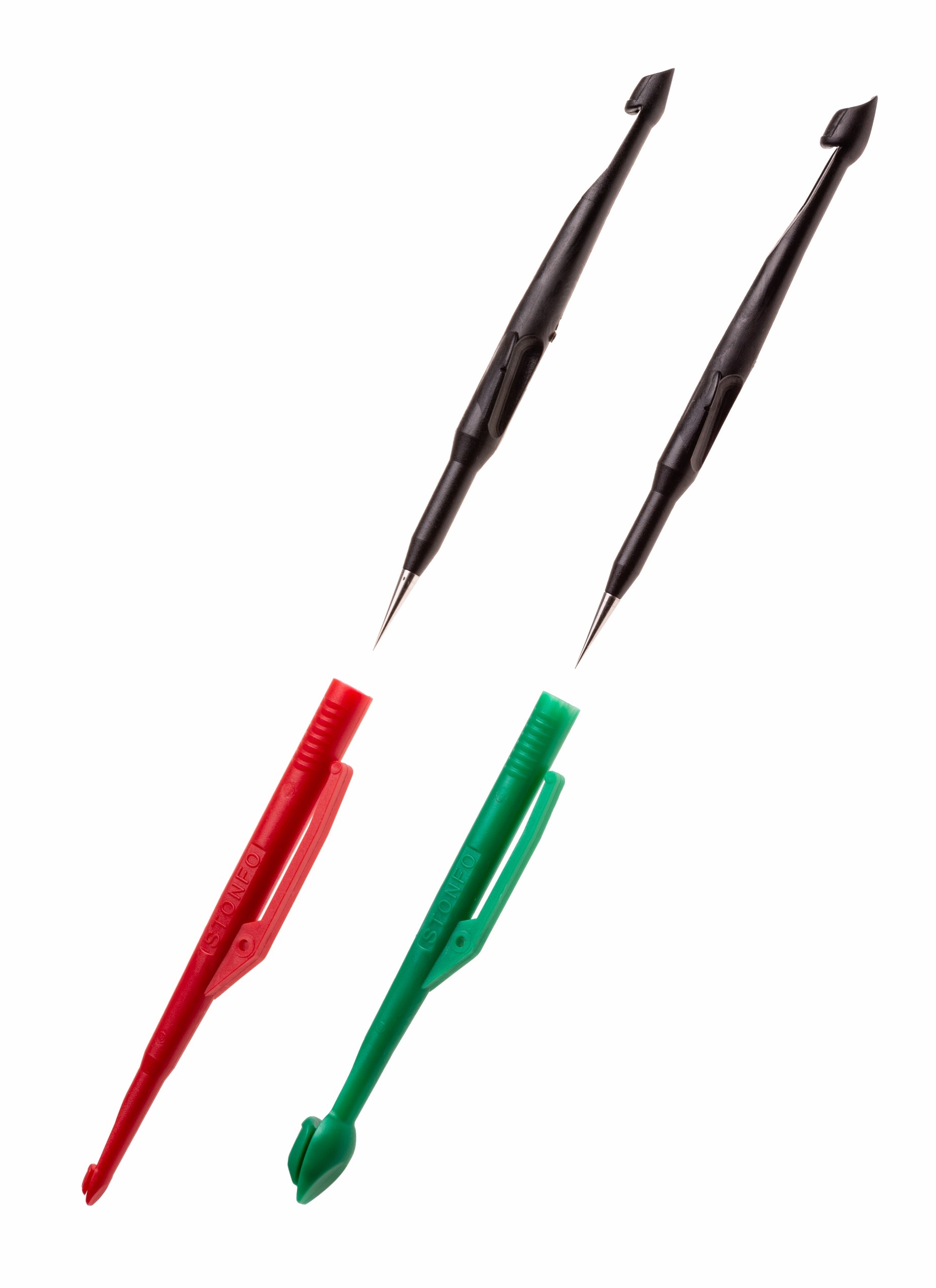 Slamatori di alta qualità disponibili in due diverse misure. Il taglio delle testine è in linea con la sagoma degli slamatori per agevolare la presa del filo. Prodotti con materiale che non danneggiano l’amo sono inoltre muniti di punta in acciaio inox scioglinodo.
La silouette a cuneo delle testine permette di slamare anche i pesci che tengono la bocca tenacemente chiusa, inoltre il taglio obliquo in linea con la sagoma delle testine permette una rapida presa del filo anche in totale assenza di luce.
La particolare chiusura a scatto, che consente l'unione delle due parti dello slamatore, assicura il posizionamento delle 2 testine nello stesso verso, pronte all'uso quando lo slamatore viene estratto dal taschino.