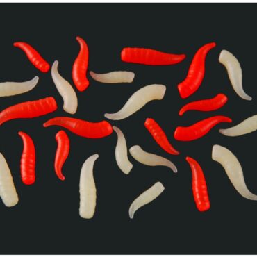 Bigattini artificiali, assortiti in varie misure, forme e colori, possono essere innescati da soli od in combinazione con esche naturali. La loro leggerezza può essere utilizzata per controbilanciare il peso dell’amo. Per aumentarne l’efficacia possono essere aggiunti aromi.
Busta da 24 pezzi, confezione da 10 buste.