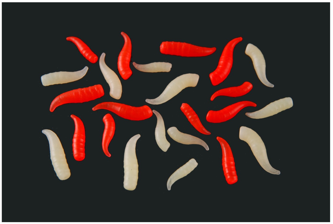 Bigattini artificiali, assortiti in varie misure, forme e colori, possono essere innescati da soli od in combinazione con esche naturali. La loro leggerezza può essere utilizzata per controbilanciare il peso dell’amo. Per aumentarne l’efficacia possono essere aggiunti aromi.
Busta da 24 pezzi, confezione da 10 buste.
