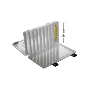 Scatola porta artificiali da 19 cm, struttura in polipropilene trasparente, doppia apertura e forma interna a “V”. Munita di 18 scomparti.