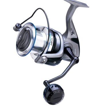 Aqua è il nuovo mulinello realizzato dalla famiglia Zun Zun per la pesca da barca. Corpo in grafite ultra leggera ad
alta densità. Sistema Anti-Reverse Infinito. Freno e cambio multidisco in carbonio da 13 kg. Bobina in alluminio forgiato a freddo resistente alla corrosione. Manovella filettata a frizione in alluminio e pomello da combattimento ergonomico.
Sistema anti-ritorno infinito
Trattamento Anti-Salsedine
Guidafilo Extra