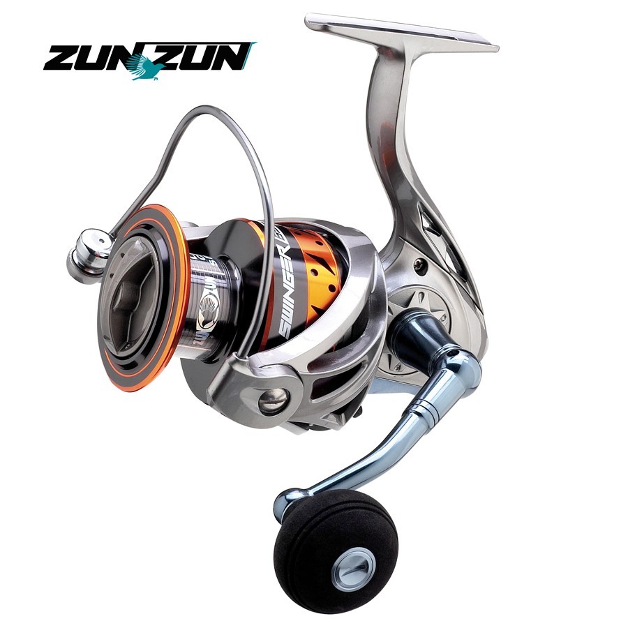 Mulinello Zun Zun Swinger, progettato per la pesca da bolentino e da jig-casting, compatto ed ultra legero. Struttura in alluminio anodizzato con sistema dell'anti-ritorno infinito, rondore bilanciato e sistema frenate max 11 kg. Il mulinello Swinger è dotato di 7 cuscinetti e bobine di ricambio, 1 bobina in alluminio per il modello 650 e 2 bobine in grafite per il modello 850. La maniglia in alluminio con pomello in morbida EVA permette una presa estremaente confortevole. Straordinario rapporto qualità/prezzo.